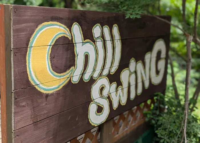 小川のせせらぎを聞きながらウッドデッキでバーベキュー！｜Chill Swing